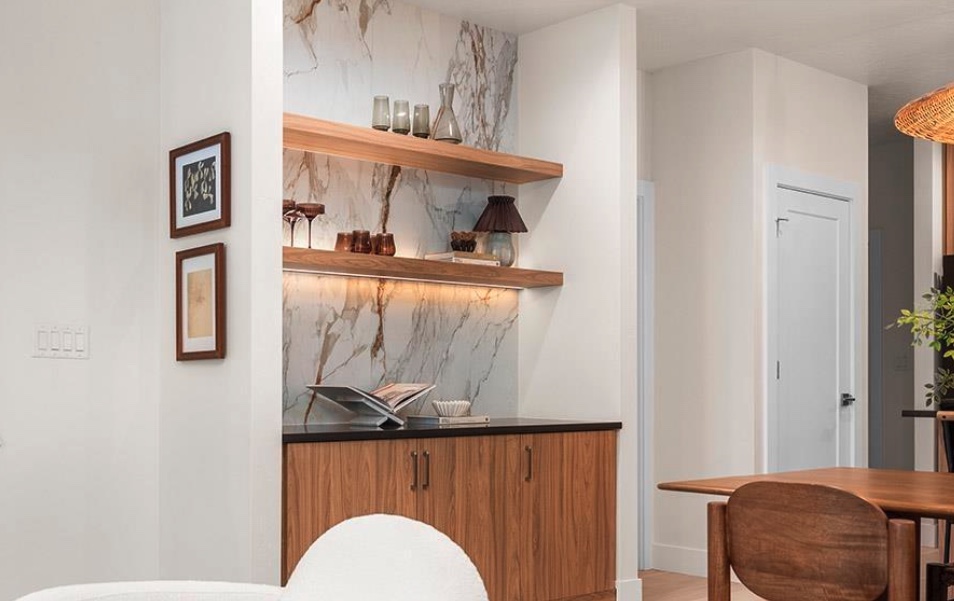 Built-in bar with a large-format stone-look backsplash